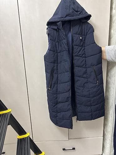 Верхняя одежда: НОВЫЕ Удлинённый женский пуховый жилет с капюшоном, тёмно‑синего — 1