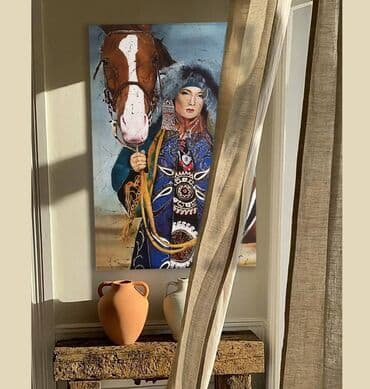 кыргызское национальное платье: Молодая женщина с лошадью, в трационной кыргызской одежде. Картина от — 2