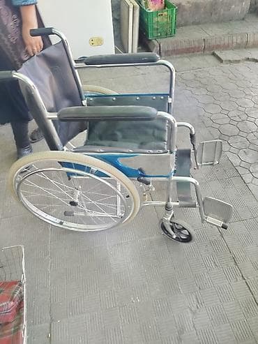 Инвалидная коляска складная, мануальная. Особенности: - Прочная