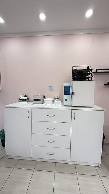 распродажа гаража: Сдается маникюрный стол частично с оборудованием. 10 микрорайон В — 5