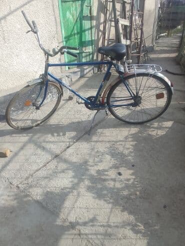 горный велосипед с широкими колесами: Городской велосипед с классической стальной рамой. Урал Особенности: - — 1