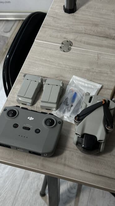 DJI mini 3 
Дополнительные пропеллеры 
2 батарейки 
Сумка