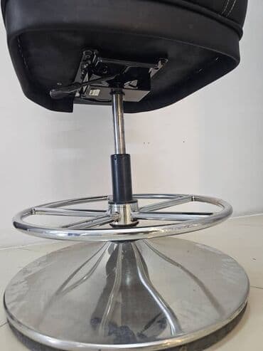 Представляем барный стул с сиденьем и спинкой, обтянутыми коричневой