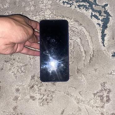 google pixel 6a: Смартфон синий, с чехлом - Экран с каплевидным вырезом под — 3