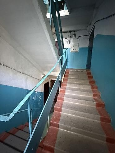 Батирлер: 2 бөлмө, 50 м², 105-серия, 105-серия, 2 кабат, Эски ремонт — 8