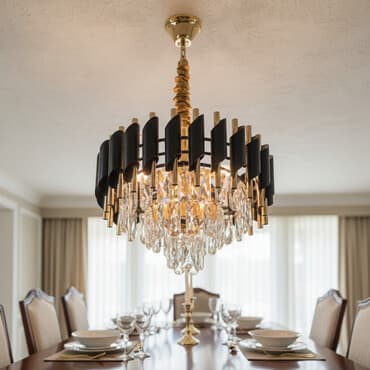 торшер светильник: Подвесная люстра с кристаллами и акцентами в золоте и черном. - — 1