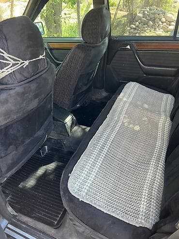 зад: Mercedes-Benz W124: 1992 г., 2 л, Механика, Бензин, Универсал — 5