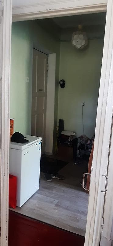 ошский рынак: Продаю квартиру 1 - комнатную на 2 - ом этаже Сталинка. Дом находится — 4