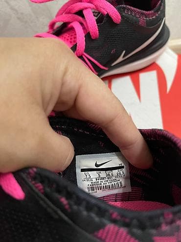 lining крассовки: Оригинал NIKE
Размер 38.5
Для бега — 2