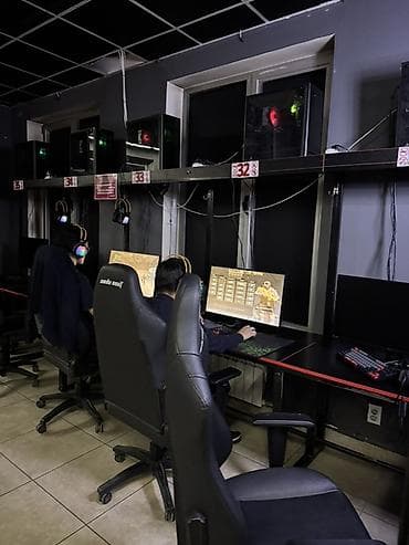 игровые наборы паркинги: Игровой компьютерный клуб - Просторный зал с рядами игровых мест — 2