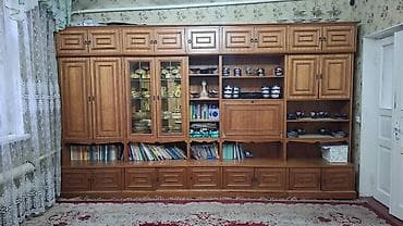 Стенка-гостиная + два низких деревянных стол Состав комплекта: -