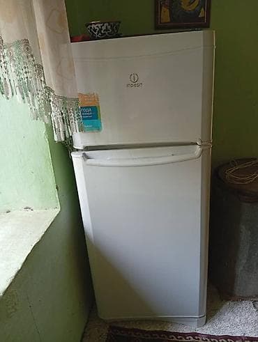 Холодильник Indesit, двухкамерный, классический белый цвет. -