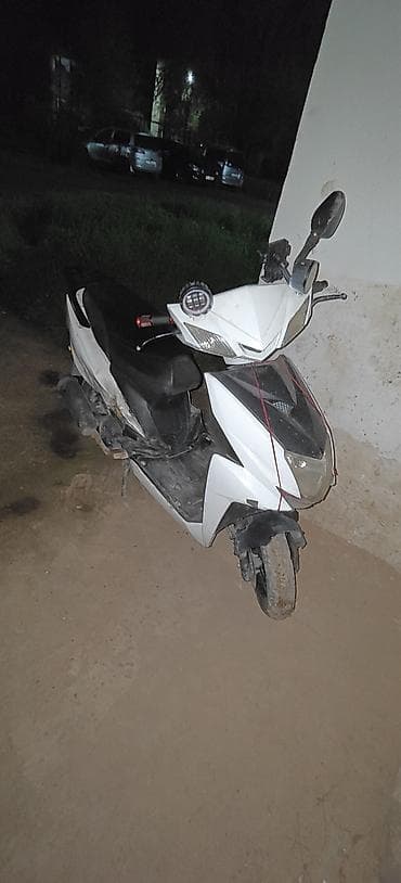 city coco: Скутер/мопед белого цвета с агрессивным дизайном передней панели — 1