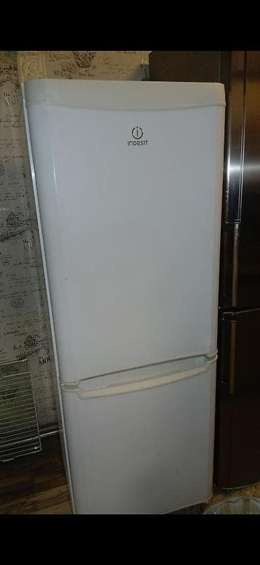 Холодильник Indesit, двухкамерный, классический белый цвет. Раздельные