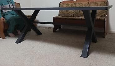 office table: Обеденный стол с каменной столешницей и металлическим основанием. - — 1
