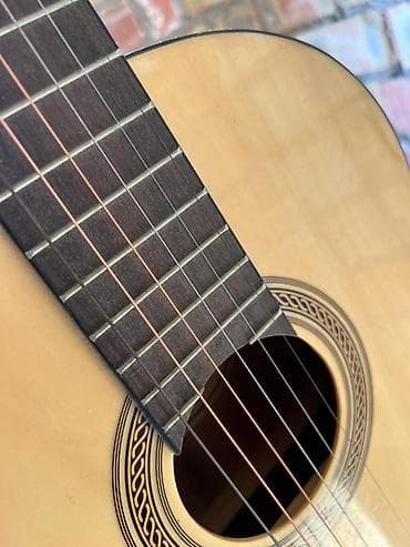 Классическая акустическая гитара - Тип: шестиструнная акустическая