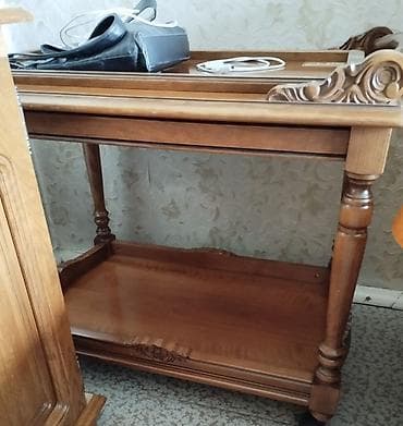 Текчелер, стеллаждар, секичелүү койгучтар: Гүлдөр үчүн секичелүү текче, Колдонулган, Жыгач, Өзү алып кетүү — 1