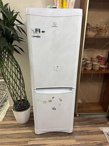 Холодильник Indesit, классический двухкамерный. Размер высоты 168см -