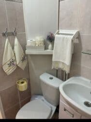 сдаю кабинет в мед центре: 1 комната, 36 м², Хрущевка, 1 этаж, Евроремонт — 3