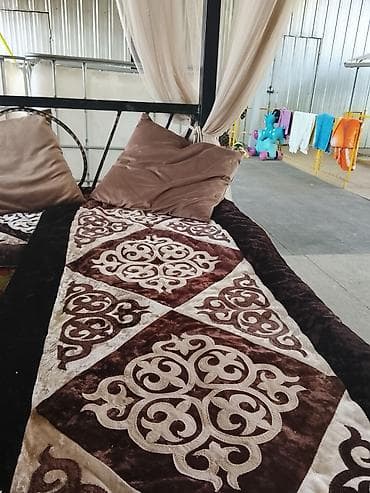 Одеяла и пледы: 2двухспальные кроватидиван, кухонный стол, стенка,шифонер — 3