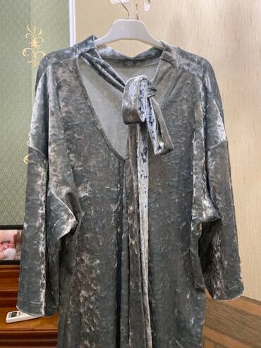 длинные платья с рукавами для полных: Вечернее платье прямое кроя, руки на запах идут, сзади открытая спина — 3