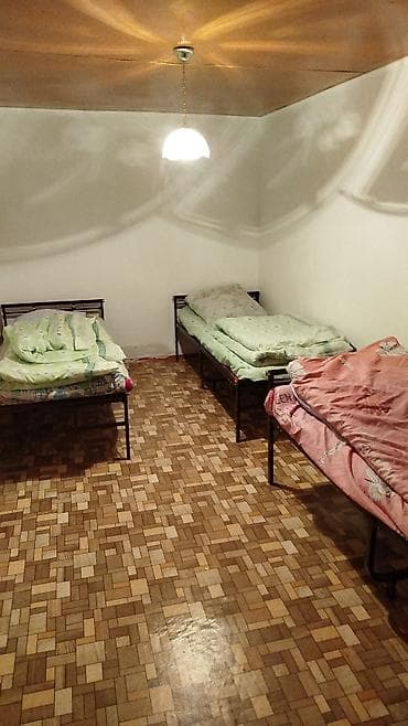 Посуточная аренда: Комната с койко-местами в общежитском формате. - В помещении — 1