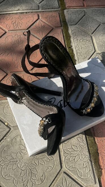 отдам даром обувь: Туфли 35 размера новые от того что долго лежали бархат обтерся — 1