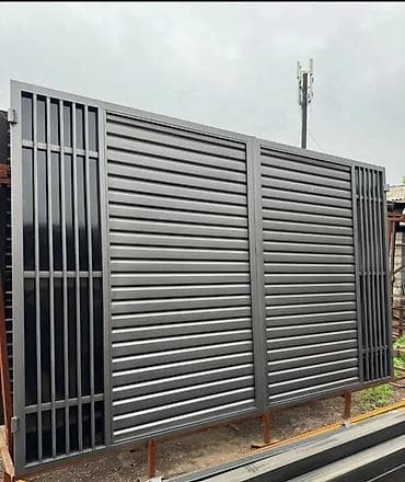 жыгач дарбаза: Распашные ворота темного цвета с горизонтальными ламелями — 1