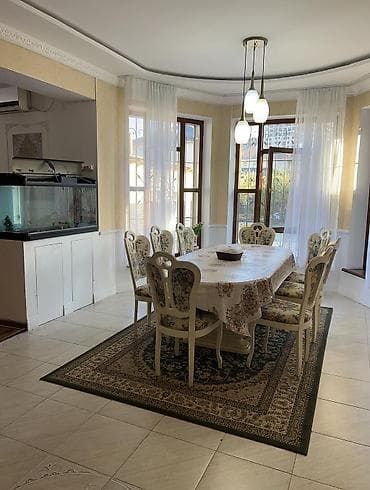 соток: Просторный двухэтажный жилой дом с благоустроенным двором. Размер — 6