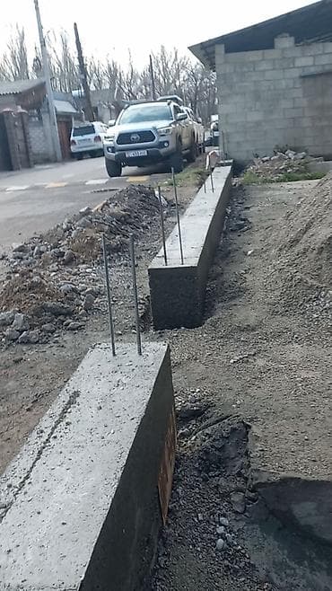 Монтаж армированного бетонного фундамента/ленты под забор и малые