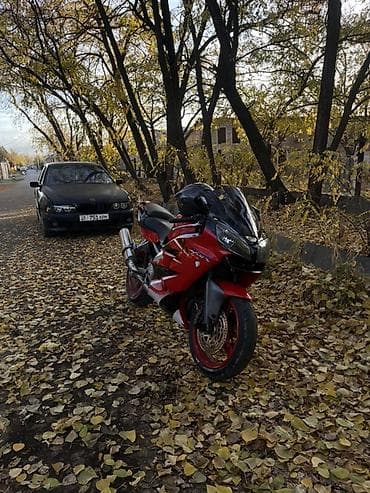 kia ceet: Красный спортивный мотоцикл, отличающийся динамичным дизайном и — 1