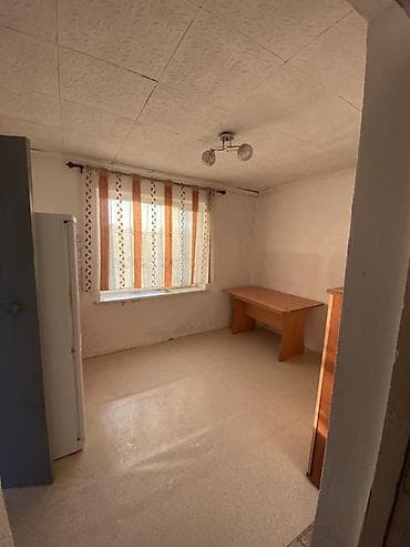 Гаражи: Продаётся одноэтажный дом с участком. Характеристики: - Материал — 6