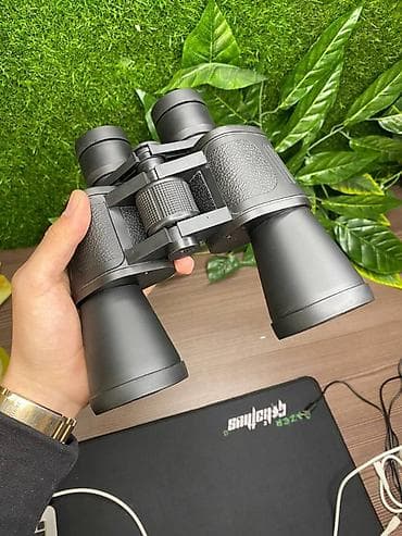 Этот мощный бинокль с приближением 20х50 и прорезиненным корпусом с