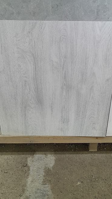 Стеновые плиты: Панель с имитацией древесной текстуры в светло-серых и белых тонах — 1