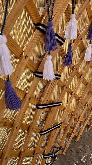 юрта деревянная: Традиционная юрта с прочным деревянным каркасом и войлочным покрытием — 7