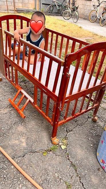 Детская мебель: Детская кроватка из массива дерева с регулируемой боковиной — 1