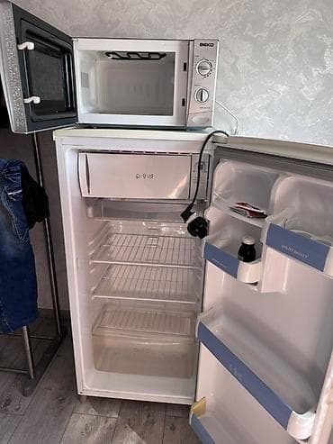 Однокамерный холодильник LG и микроволновая печь BEKO. Холодильник at lalafo.kg Однокамерный холодильник LG и микроволновая печь BEKO. Холодильник