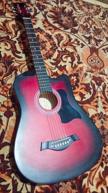 полуакустическая электрогитара: Красная акустика без царапины с пикгардом, с комплектом 6500 а если вы — 4