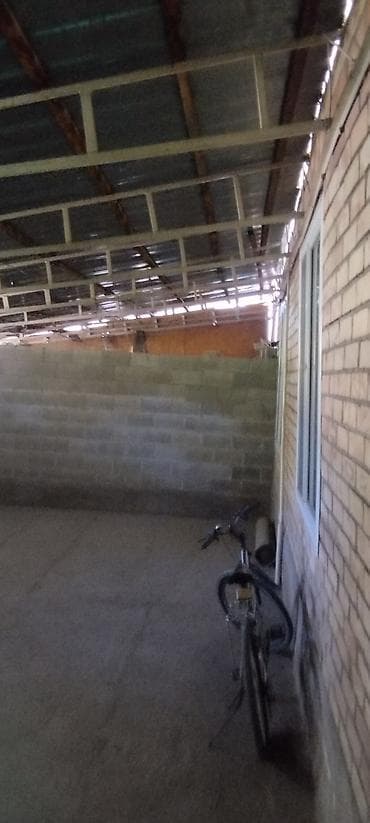 дом в манас: Продаётся дом, 4 большие комнаты, общая площадь 100м2., так же две — 10