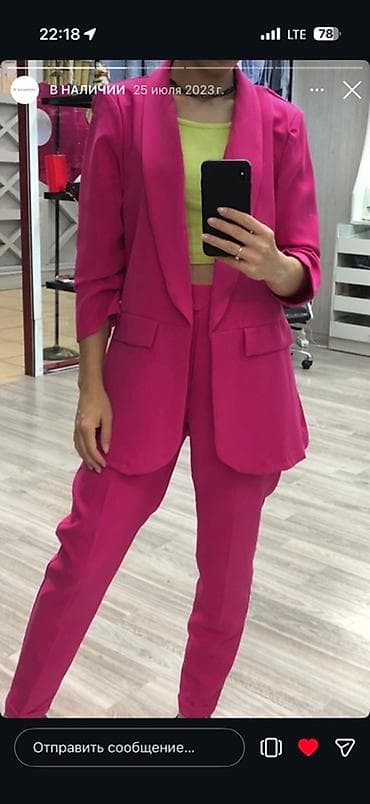 пиджак двойка: Женский костюм-двойка ярко-розового цвета. Состав комплекта: - Жакет — 1