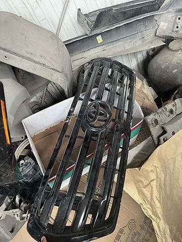 Автохимия: Решетка радиатора Toyota 2014 г., Б/у, Оригинал — 1