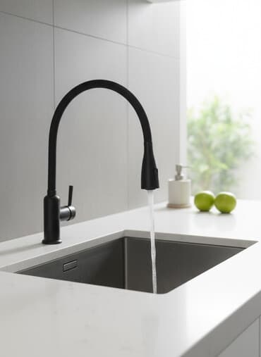Современный смеситель для кухни с гибким изливом черного цвета и