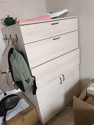 шкаф офисный стол: Прихожая-комод с крючками и закрытыми секциями хранения. - Материал — 1