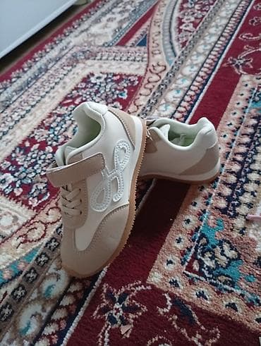 Детские кроссовки, две пары. 1) Бежево‑кремовые: - Легкие и гибкие -