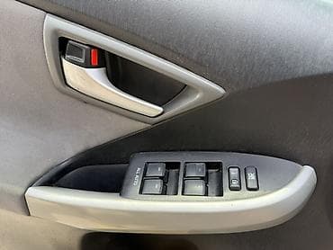 солярис 2015: Toyota Prius: 2015 г., 1.8 л, Вариатор, Гибрид, Хэтчбэк — 5