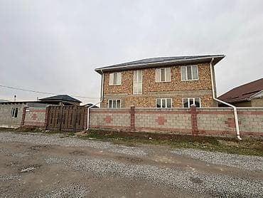 Продается двухэтажный кирпичный дом с металлической крышей и