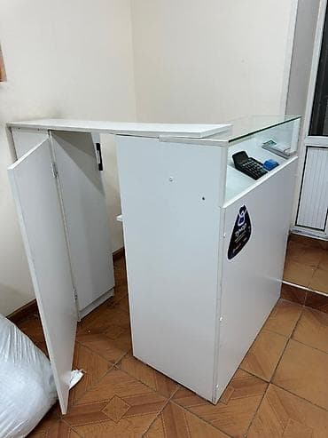 Торговое оборудование: Торговая стойка/ресепшн с витриной - Материал: ЛДСП белого цвета — 3