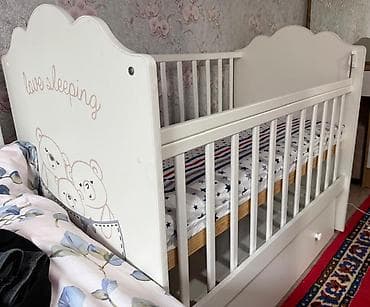 детский спальный кровать: Белая детская кроватка с фигурными спинками, украшенными рисунком — 1