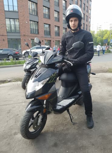 шлем для мотоцикл: Тип скутера 150 куб. см, Бензин, Б/у — 2