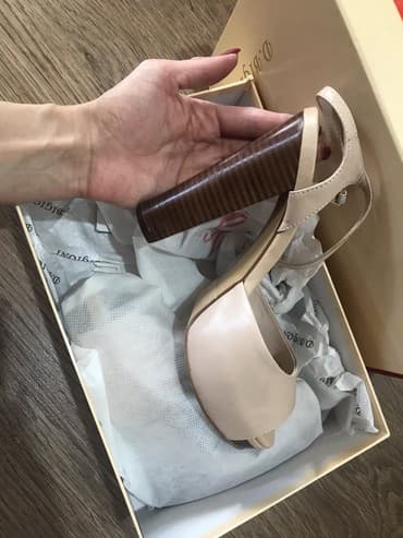 Босоножки, сандалии, шлепанцы: Босоножки абсолютно новые. Высокий устойчивый каблук и скрытая — 2